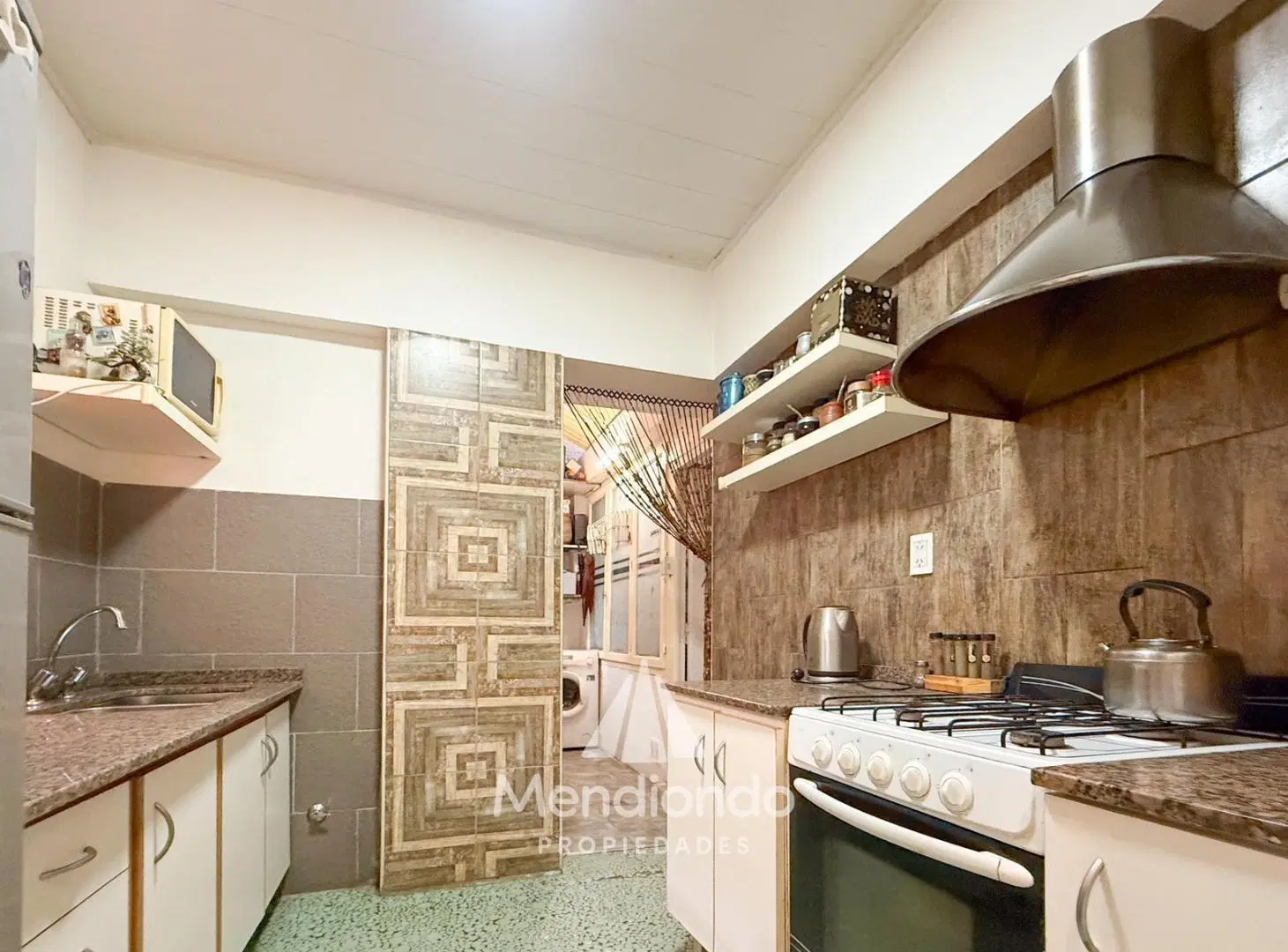 Depto 3 amb en PB con 2 patios. Baño completo. Lavadero y toilette. LUZ GAS AGUA todo Nuevo. 2