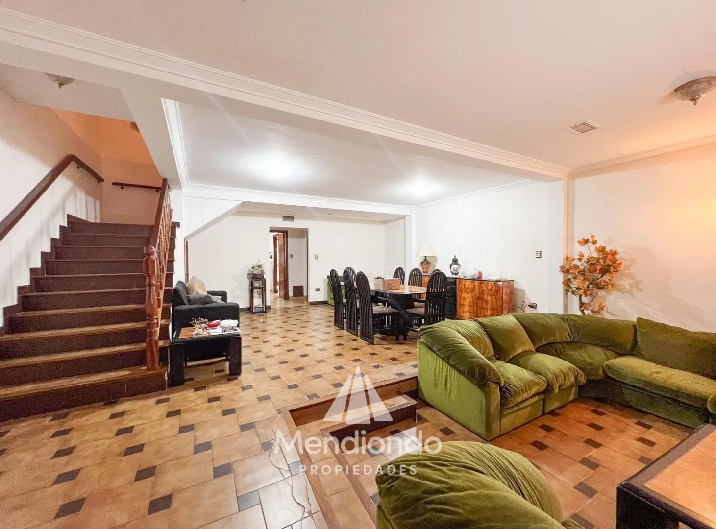 Casa 5 amb. con cochera doble y Galpón en Villa Primera 3