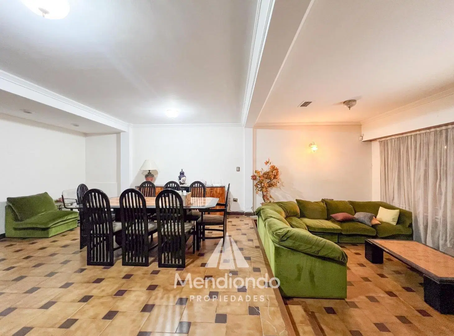 Casa 5 amb. con cochera doble y Galpón en Villa Primera 2