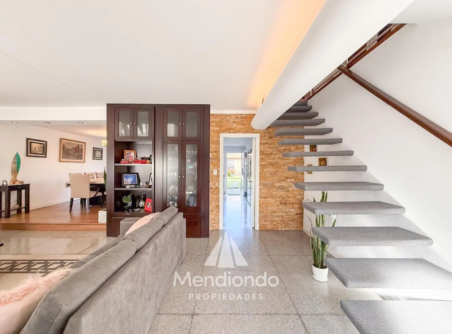 Casa 5 ambientes con cochera y Quincho en Güemes (Stella Maris) 2