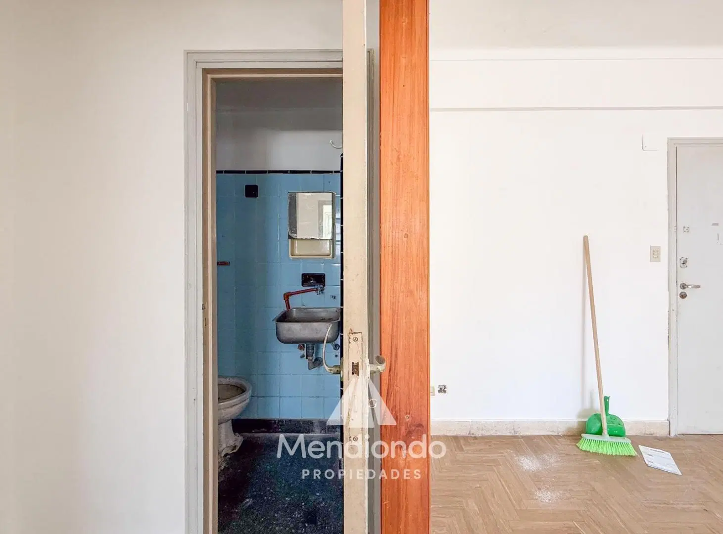 Depto 2 amb. 47m2 al frente con balcón. Baño y toilette. Santa Fe y San Martín. 2
