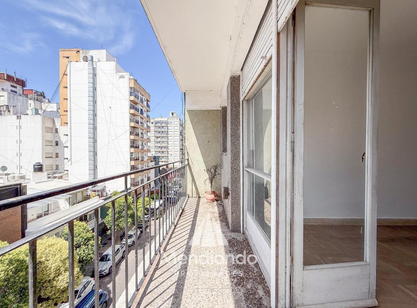 Depto 2 amb. 47m2 al frente con balcón. Baño y toilette. Santa Fe y San Martín.