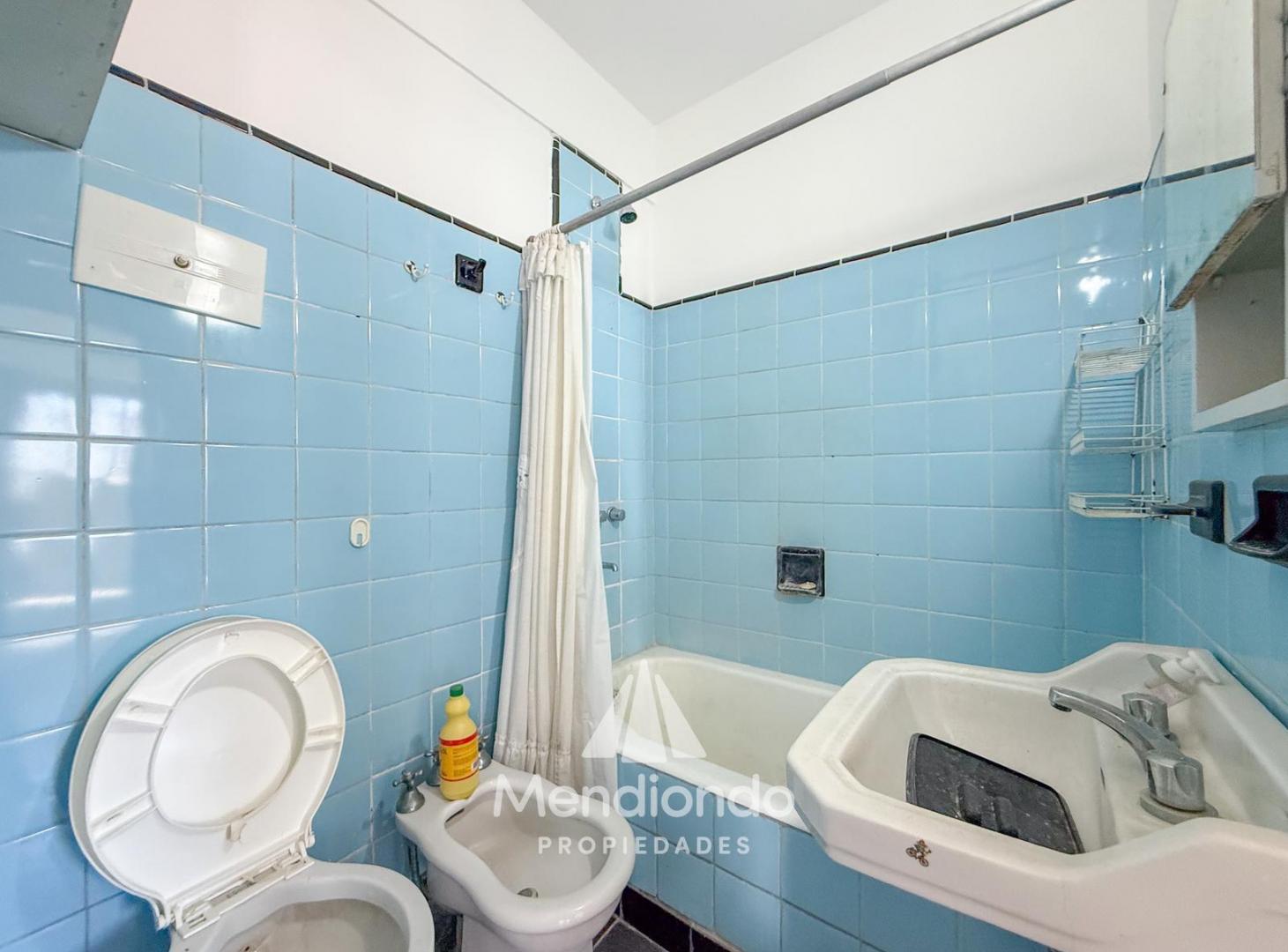 Depto 2 amb. 47m2 al frente con balcón. Baño y toilette. Santa Fe y San Martín.