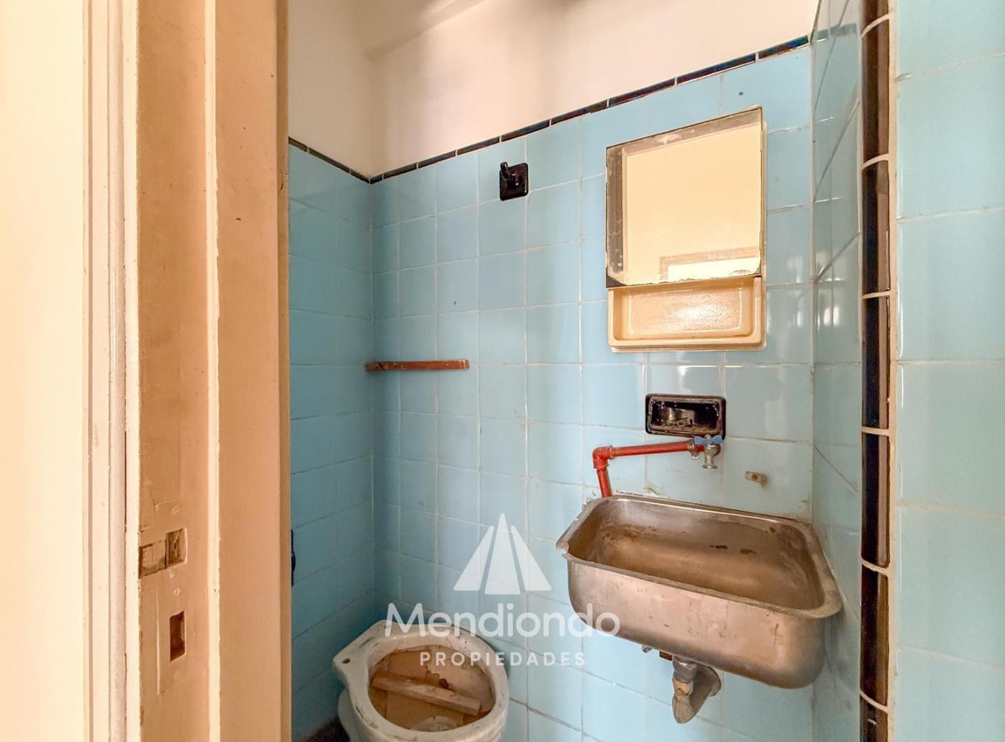 Depto 2 amb. 47m2 al frente con balcón. Baño y toilette. Santa Fe y San Martín.