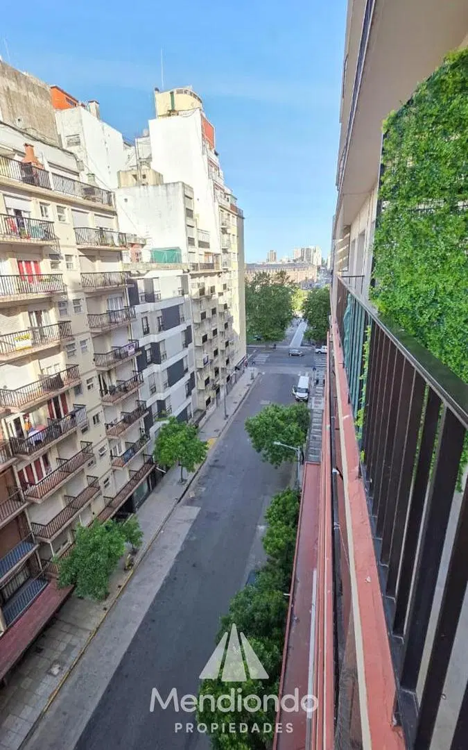 Departamento 2 ambientes al frente con balcón / Zona centro. 3