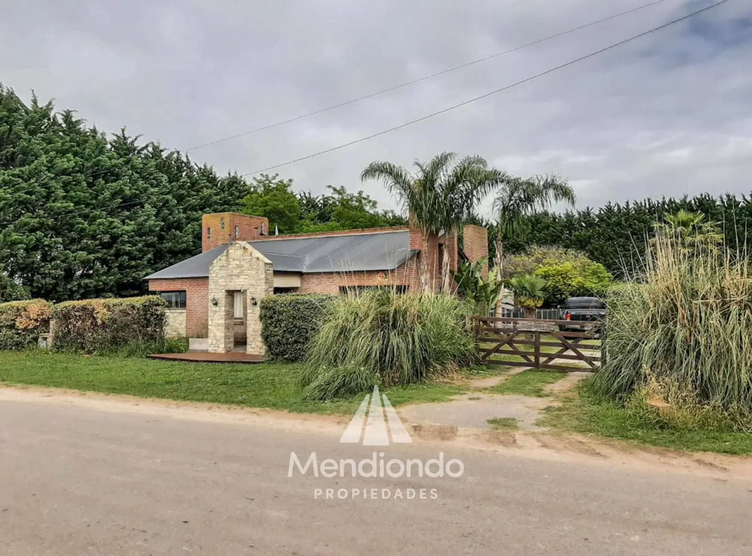 Casa quinta 3 ambientes con amplio parque y pileta / Cte. N. Otamendi 2
