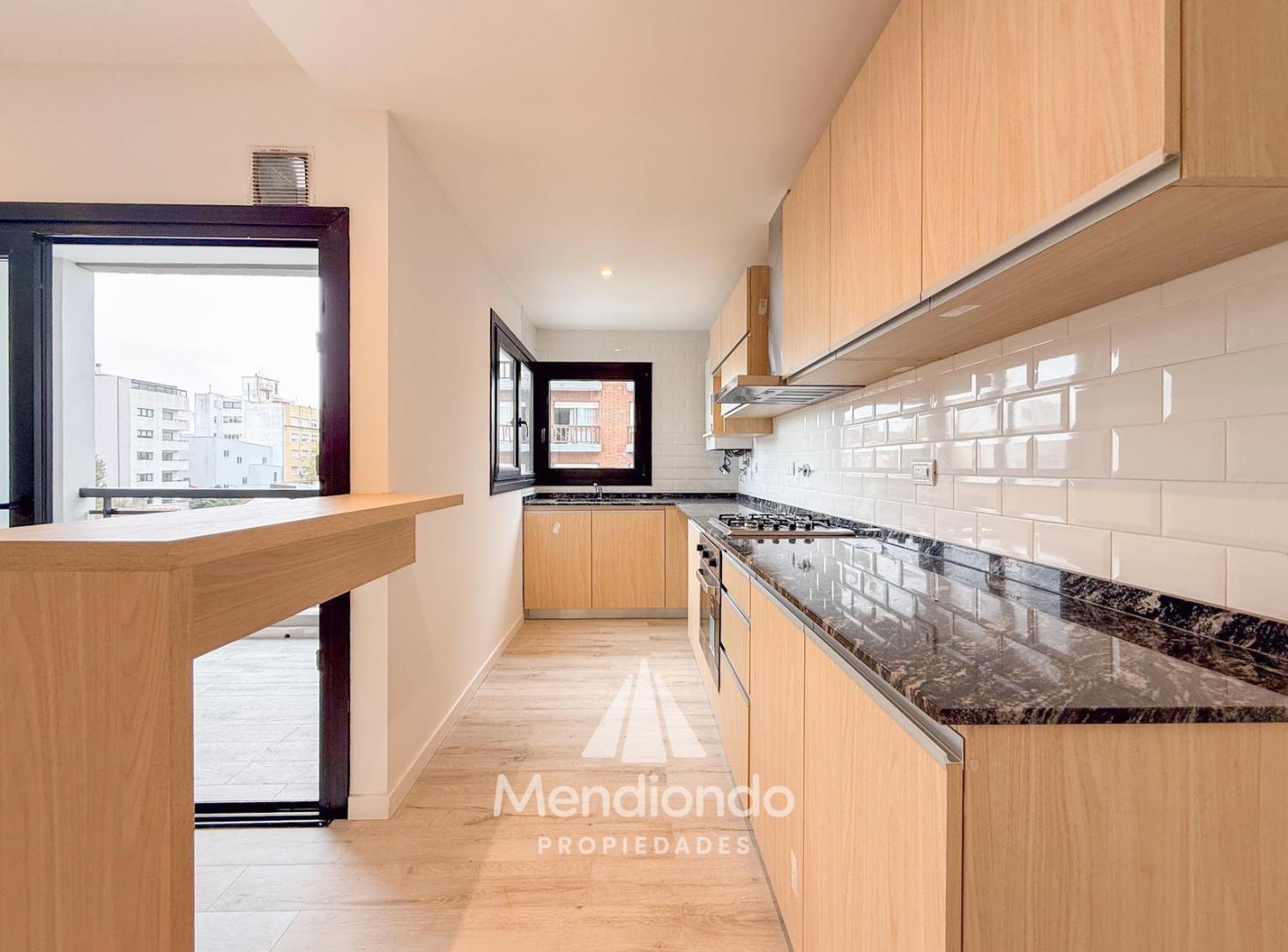 Semipiso 3 amb al frente con Balcón terraza y COCHERA - Plaza Mitre