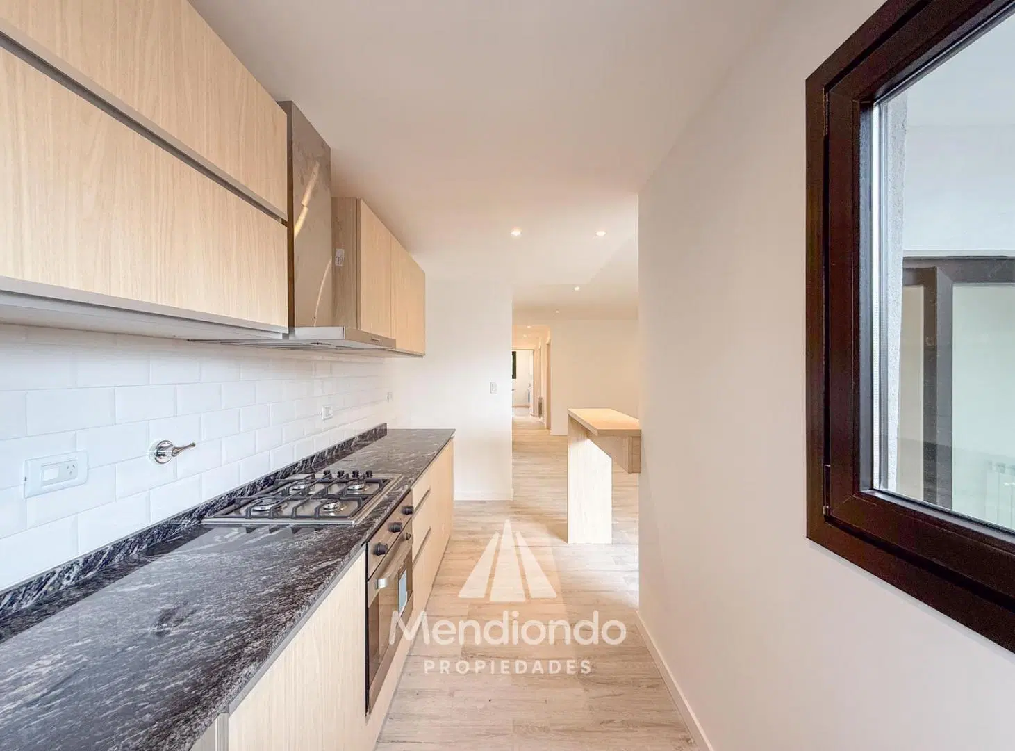 Semipiso 3 amb al frente con Balcón terraza y COCHERA - Plaza Mitre 8