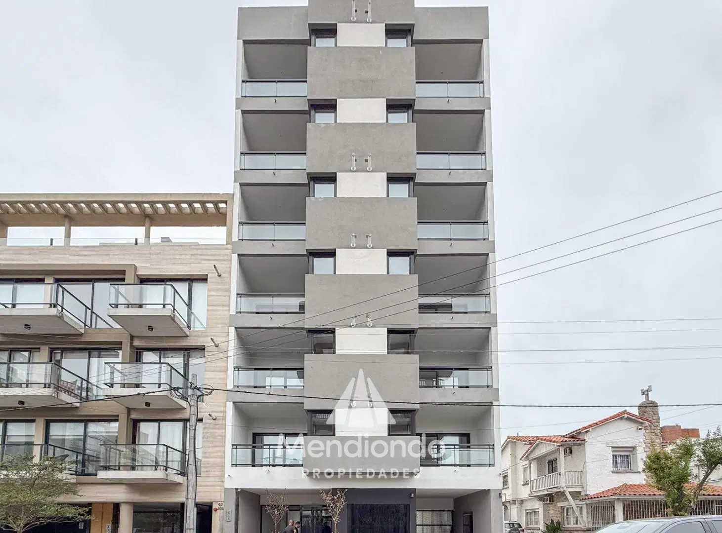 Semipiso 3 amb al frente con Balcón terraza y COCHERA - Plaza Mitre 2