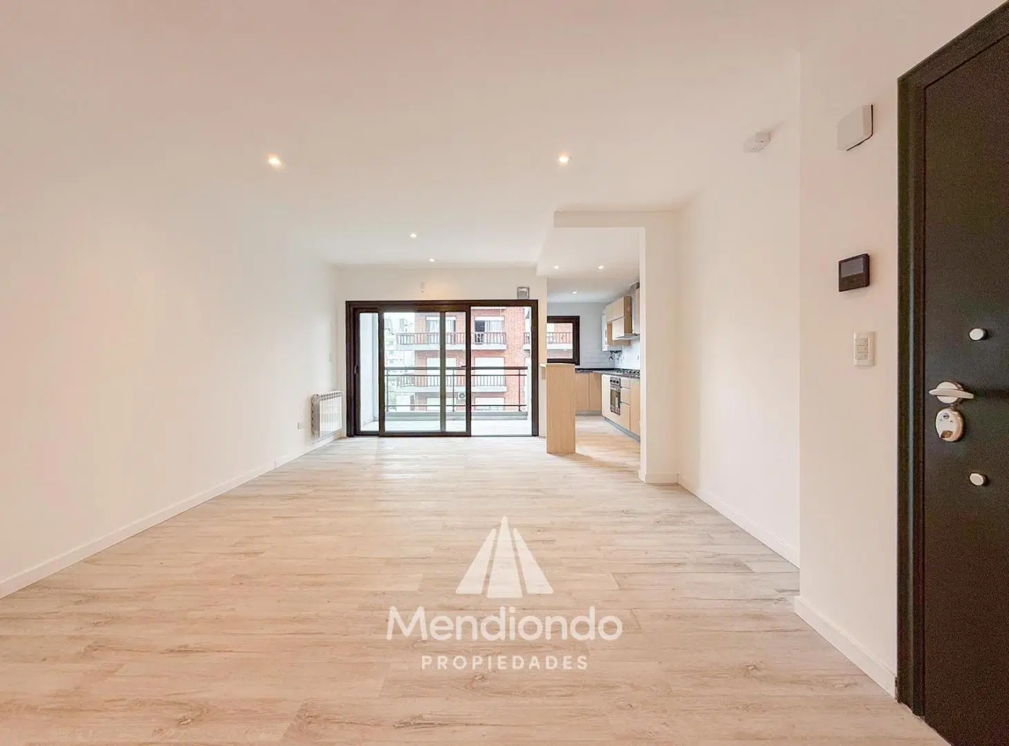 Semipiso 3 amb al frente con Balcón terraza y COCHERA - Plaza Mitre 2