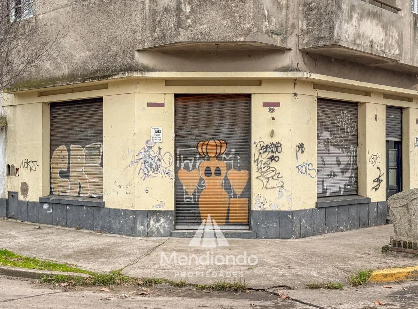 Local en esquina con todos los servicios. Con 3 baños. Zona 9 de Julio y Jara 8