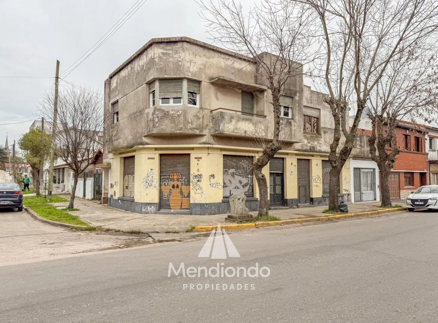Local en esquina con todos los servicios. Con 3 baños. Zona 9 de Julio y Jara 5