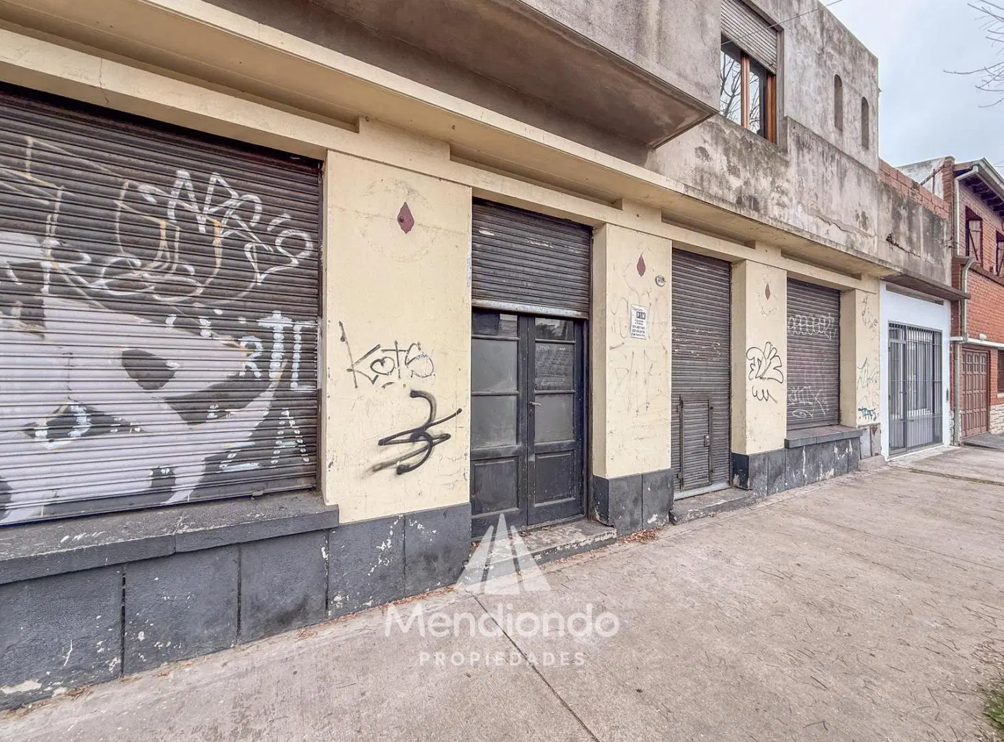 Local en esquina con todos los servicios. Con 3 baños. Zona 9 de Julio y Jara 3