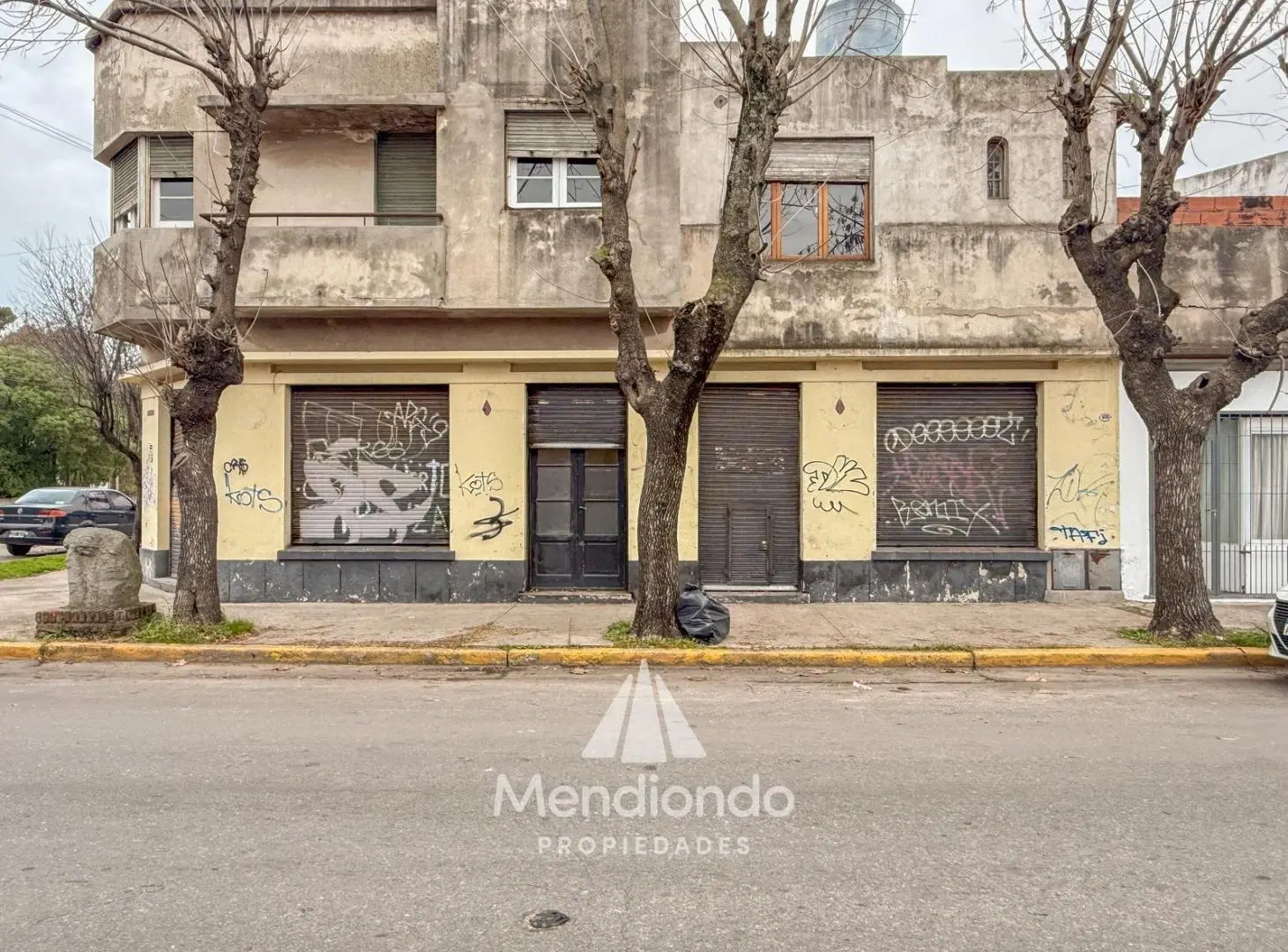 Local en esquina con todos los servicios. Con 3 baños. Zona 9 de Julio y Jara 2