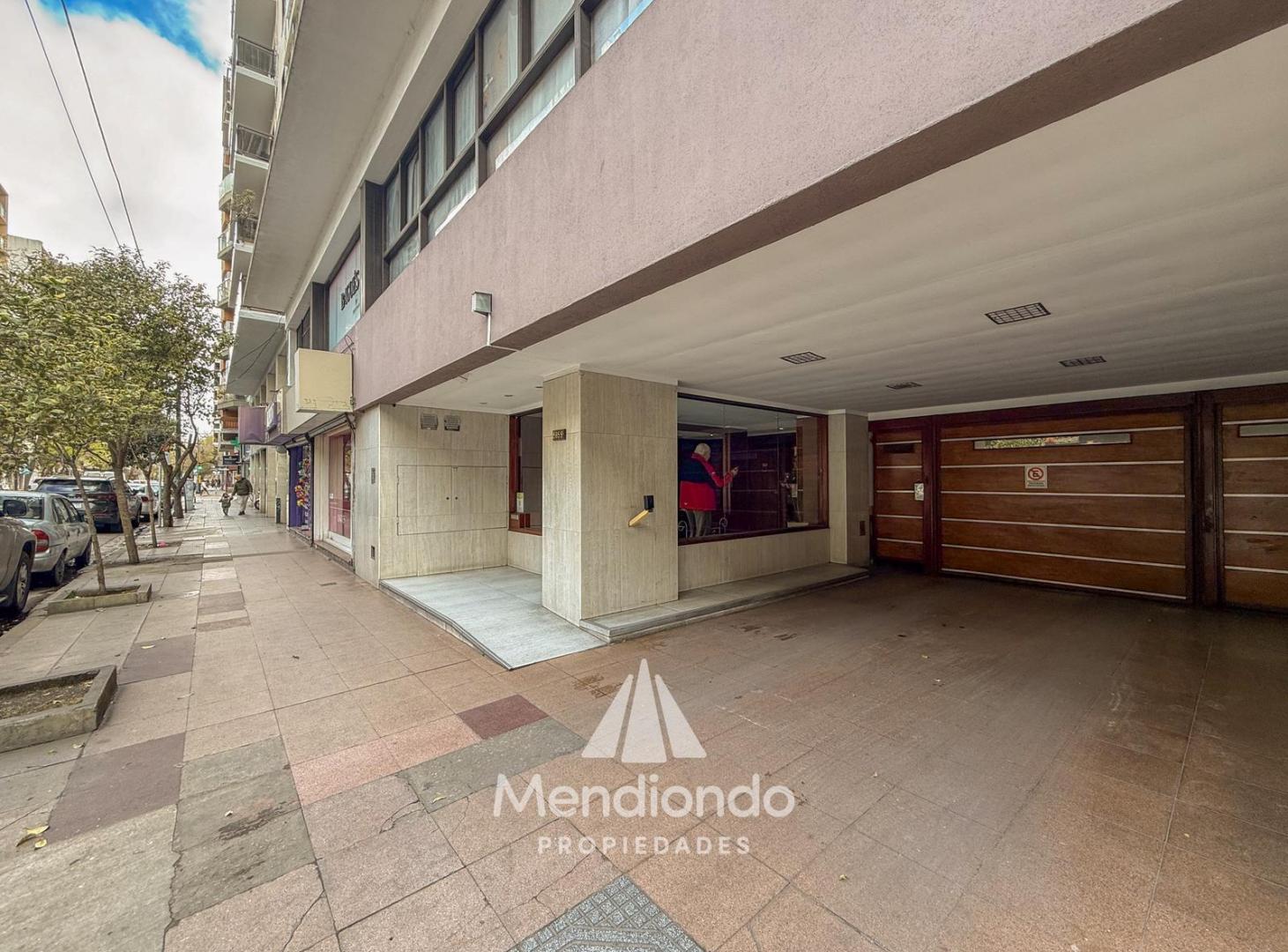 Foto de Depto 3 ambientes en Semipiso en zona Centro., imagen 2