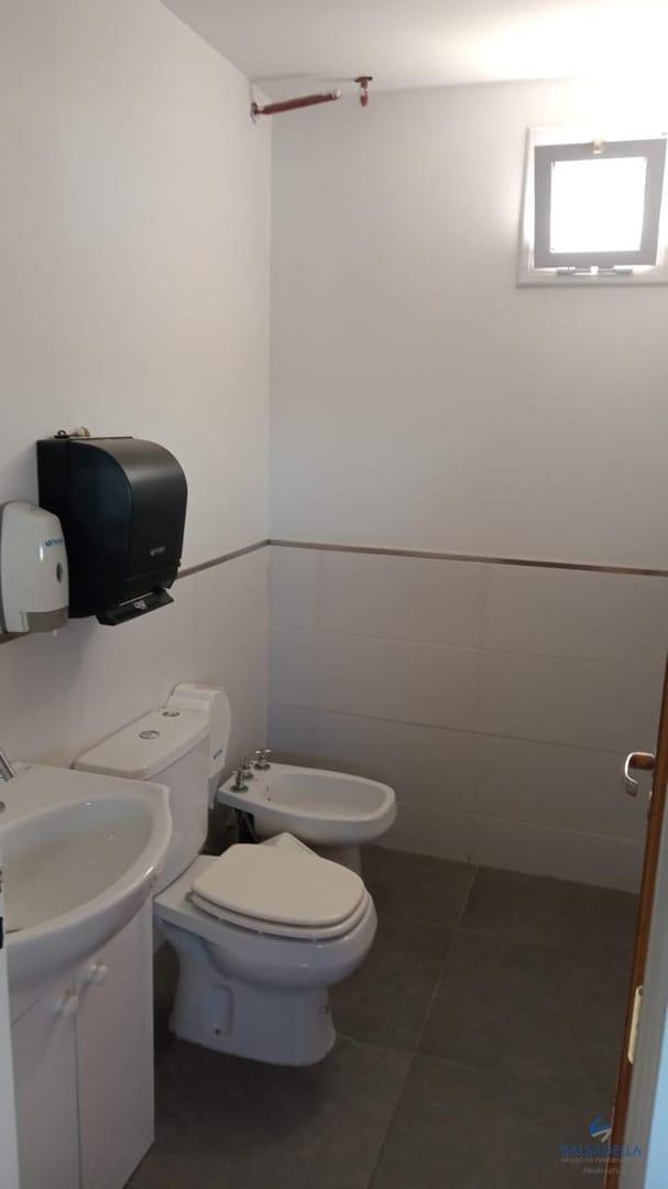 Foto de oficina de 60m2 con baño en predio comercial Shell Sierras Chicas, imagen 4