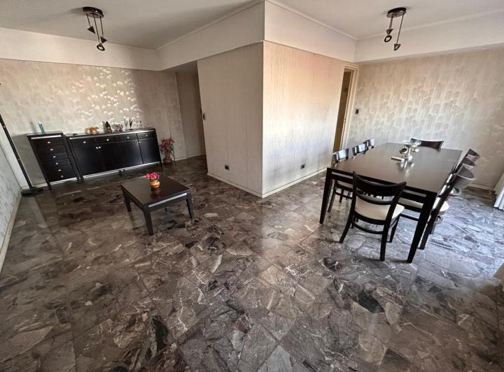 Departamento de 4 amb y 2 baños con espectacular vista abierta por dos calles  3