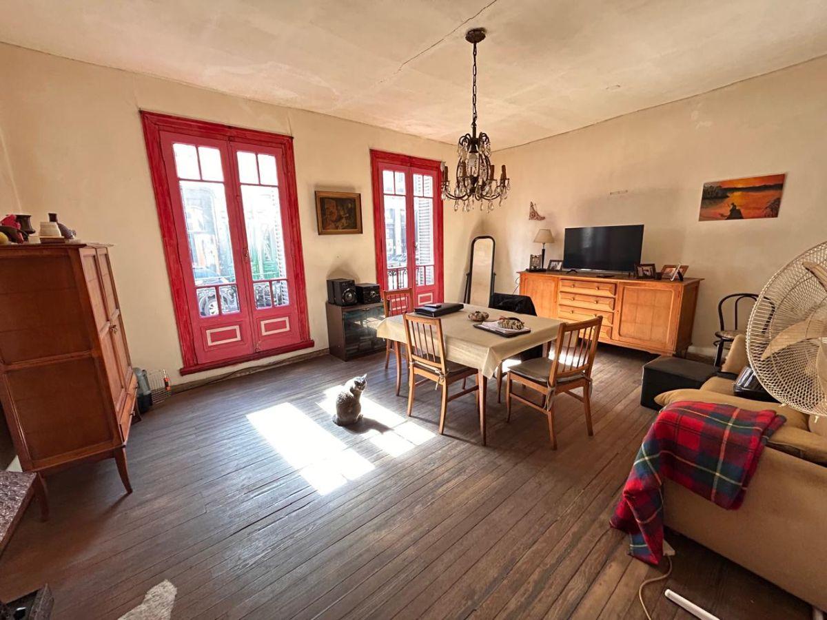 Foto de PH antiguo al frente con doble balcón francés, patio y habitación extra, imagen 1