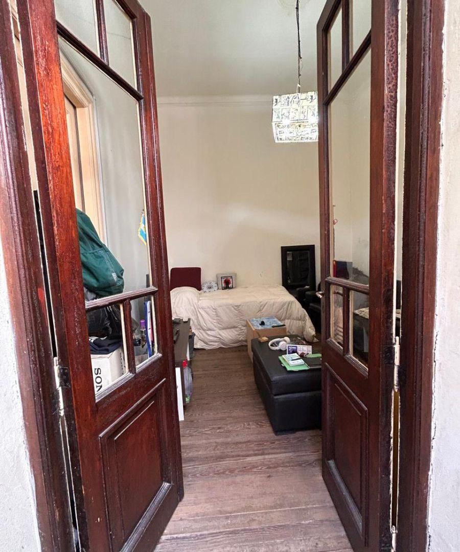 Foto de PH antiguo al frente con doble balcón francés, patio y habitación extra, imagen 5