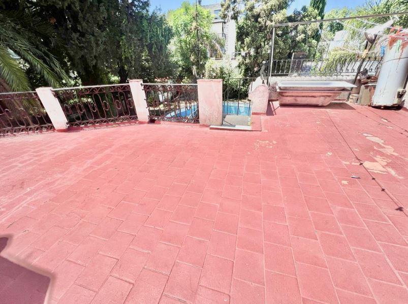 Oportunidad! Casa de 7 Amb con Doble Cochera, Fondo con Jardin y Pileta 5