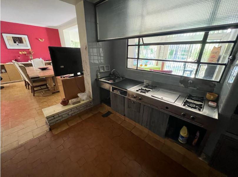 Oportunidad! Casa de 7 Amb con Doble Cochera, Fondo con Jardin y Pileta 3