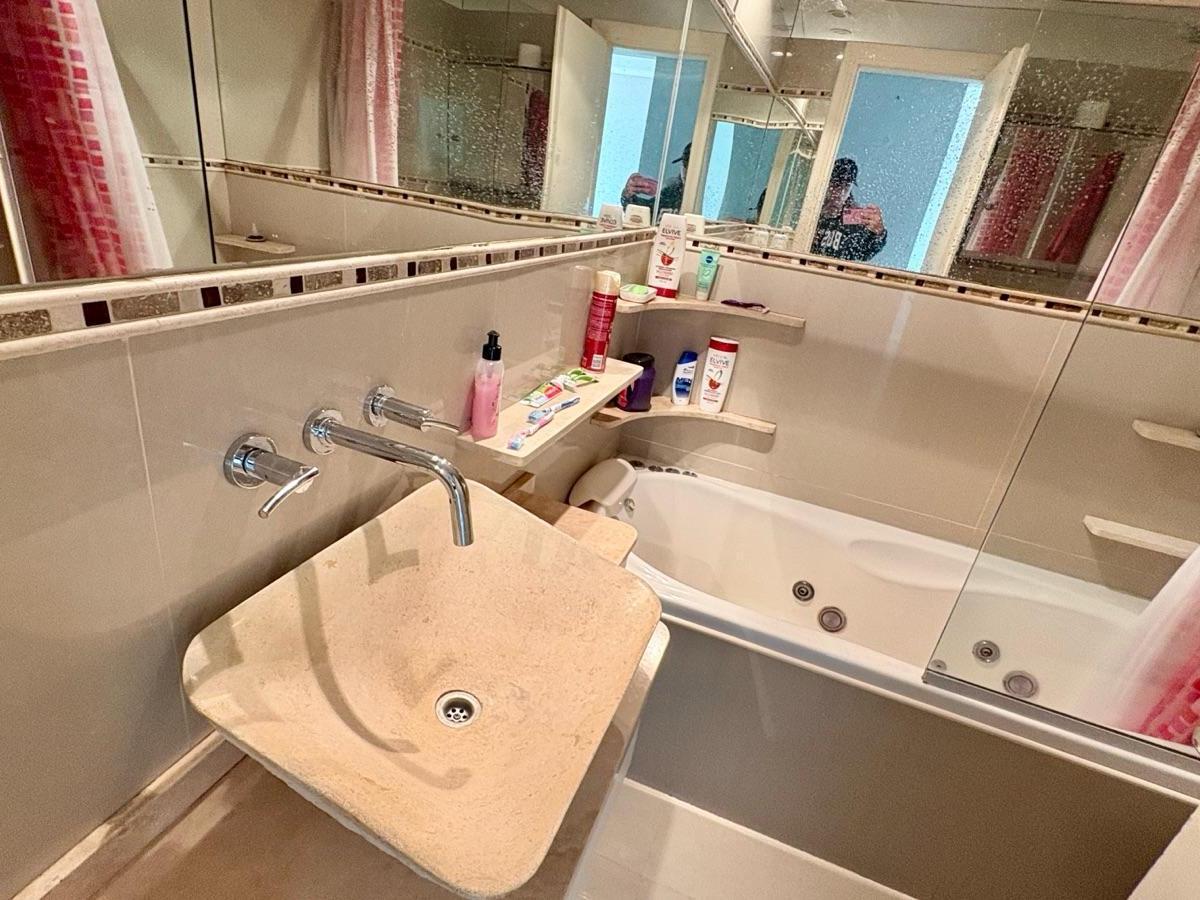 Foto de Depto 3 amb con Balcon Aterrazado, cochera, y Seg 24 hs!!! - Villa, imagen 4
