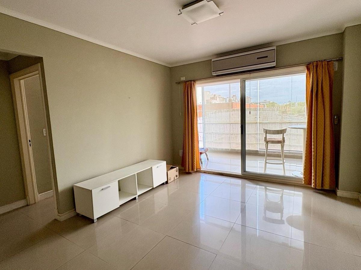 Foto de Depto 3 amb con Balcon Aterrazado, cochera, y Seg 24 hs!!! - Villa, imagen 5