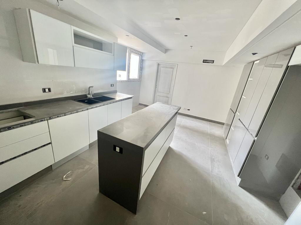 Semipiso de 4 Amb con Dep y Cochera, Amenities y Seg 24 Hs - Edificio de Categoría! 4