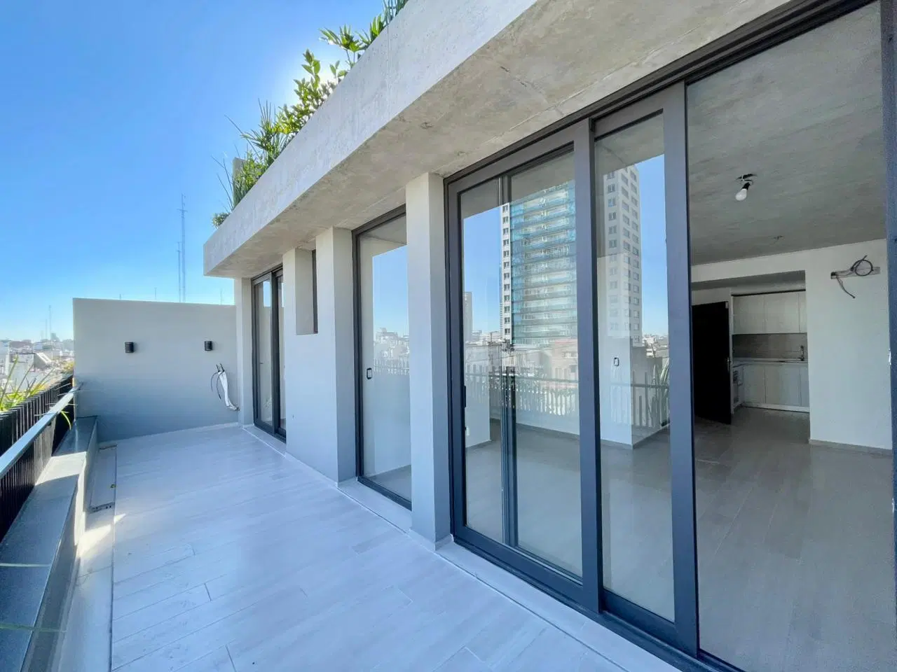 Departamento de 2 ambientes con balcón terraza en piso alto - 67 Metros totales 5