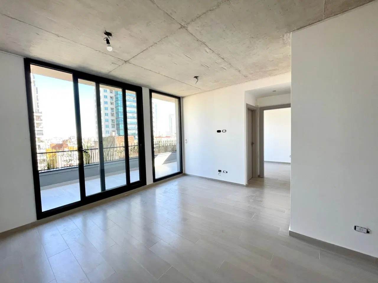 Departamento de 2 ambientes con balcón terraza en piso alto - 67 Metros totales 2