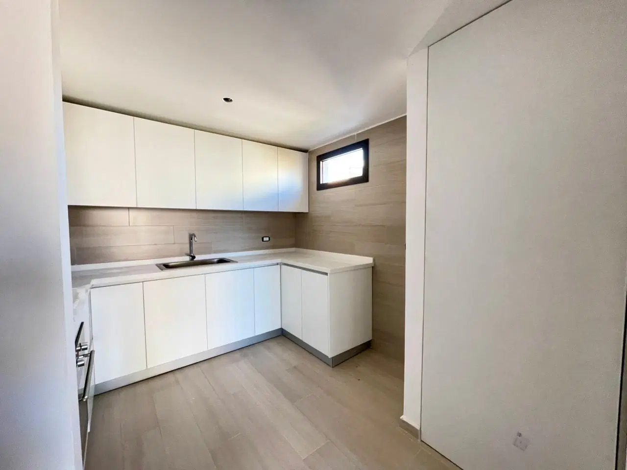 Departamento de 2 ambientes con balcón terraza en piso alto - 67 Metros totales 3