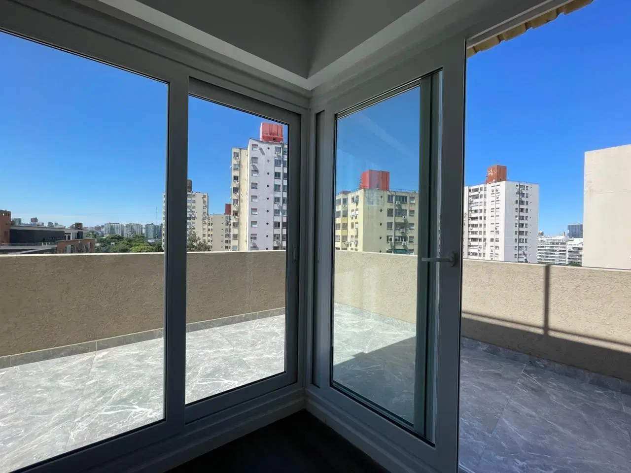3 Ambientes con gran balcon aterrazado. Cochera cubierta. Amenities ¡A Estrenar! 2