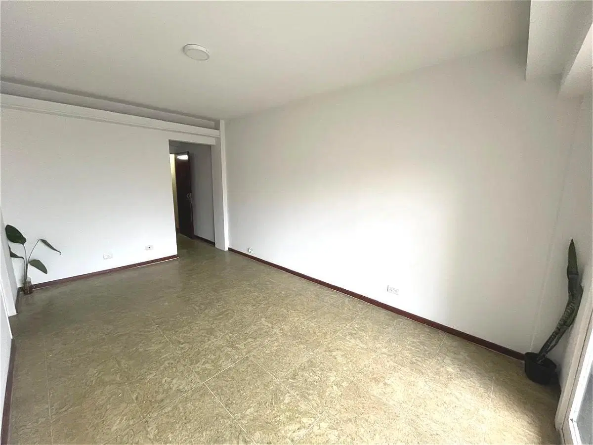Departamento de 3 ambientes con balcón corrido en piso alto - Flores 3