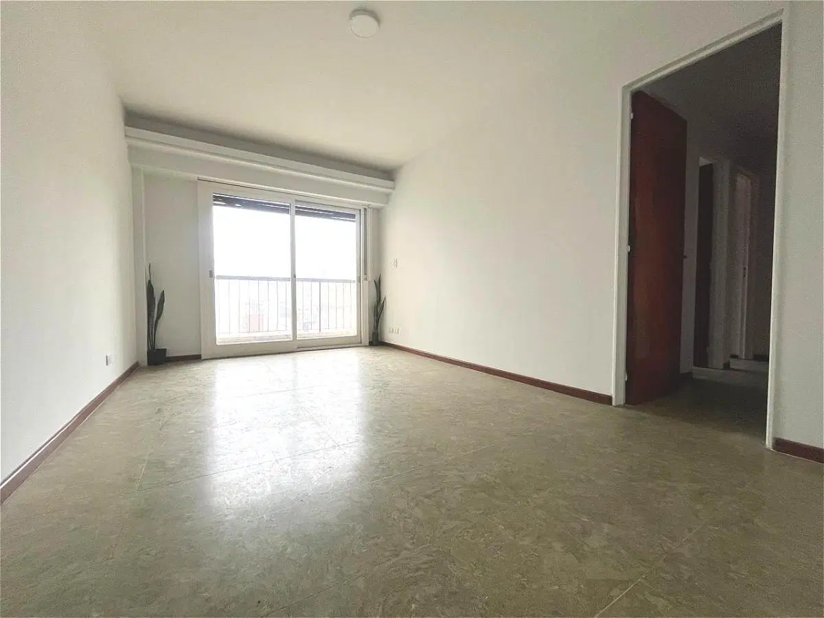 Departamento de 3 ambientes con balcón corrido en piso alto - Flores 4