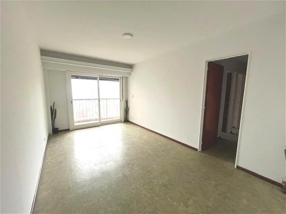 Departamento de 3 ambientes con balcón corrido en piso alto - Flores 1