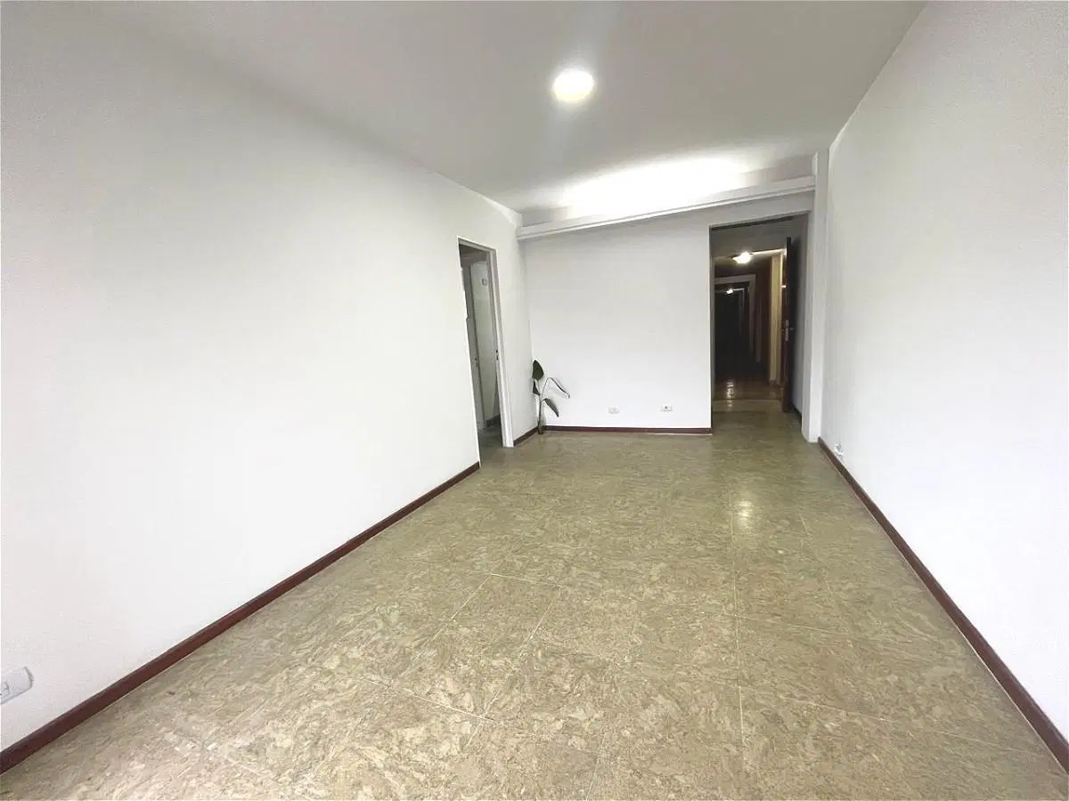 Departamento de 3 ambientes con balcón corrido en piso alto - Flores 5