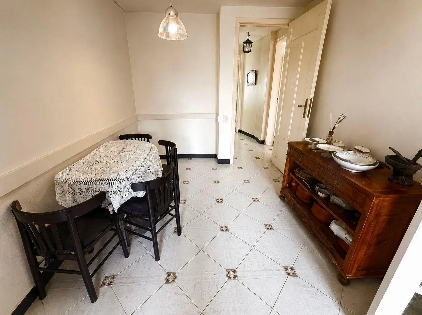 Hermosa casa de 6 ambientes con cochera - quincho y pileta 3