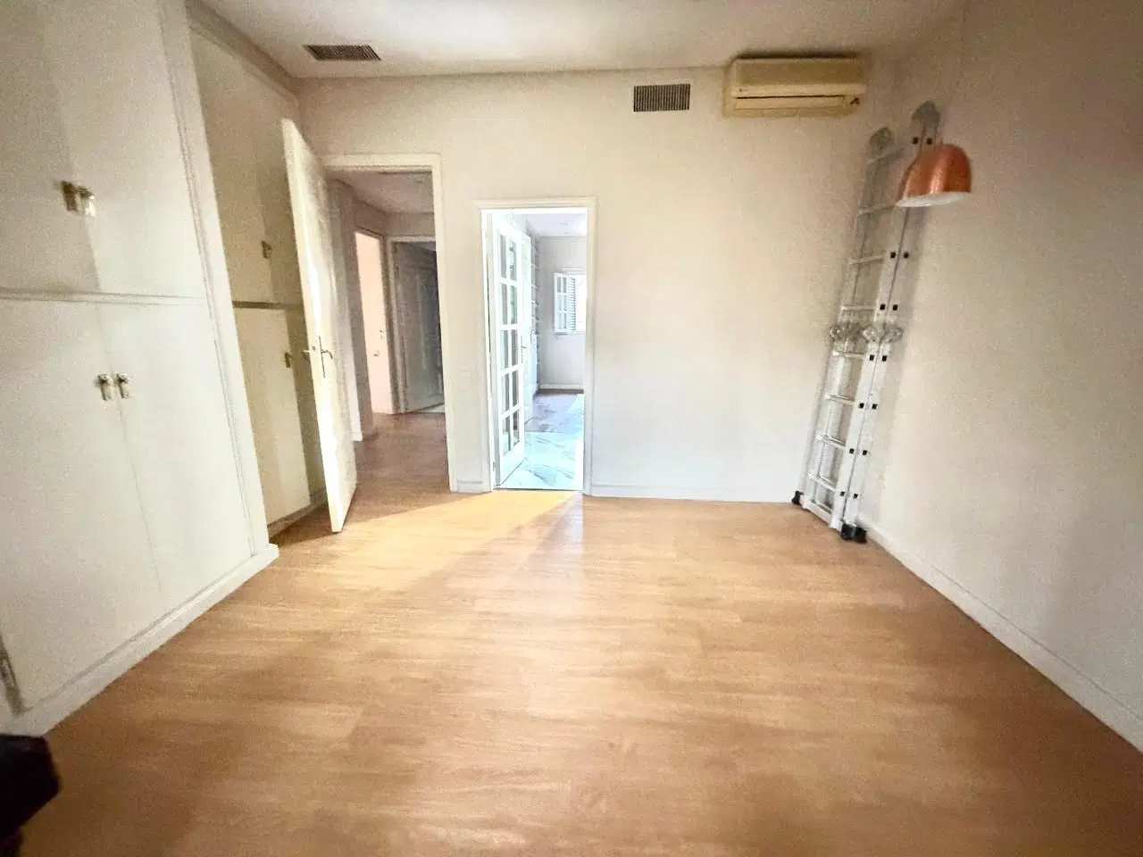 Hermosa casa de 6 ambientes con cochera - quincho y pileta 5