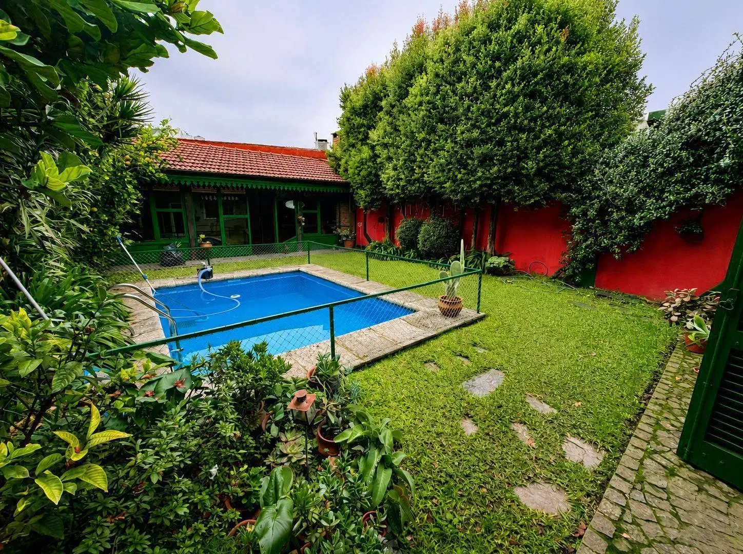 Hermosa casa de 6 ambientes con cochera - quincho y pileta 2