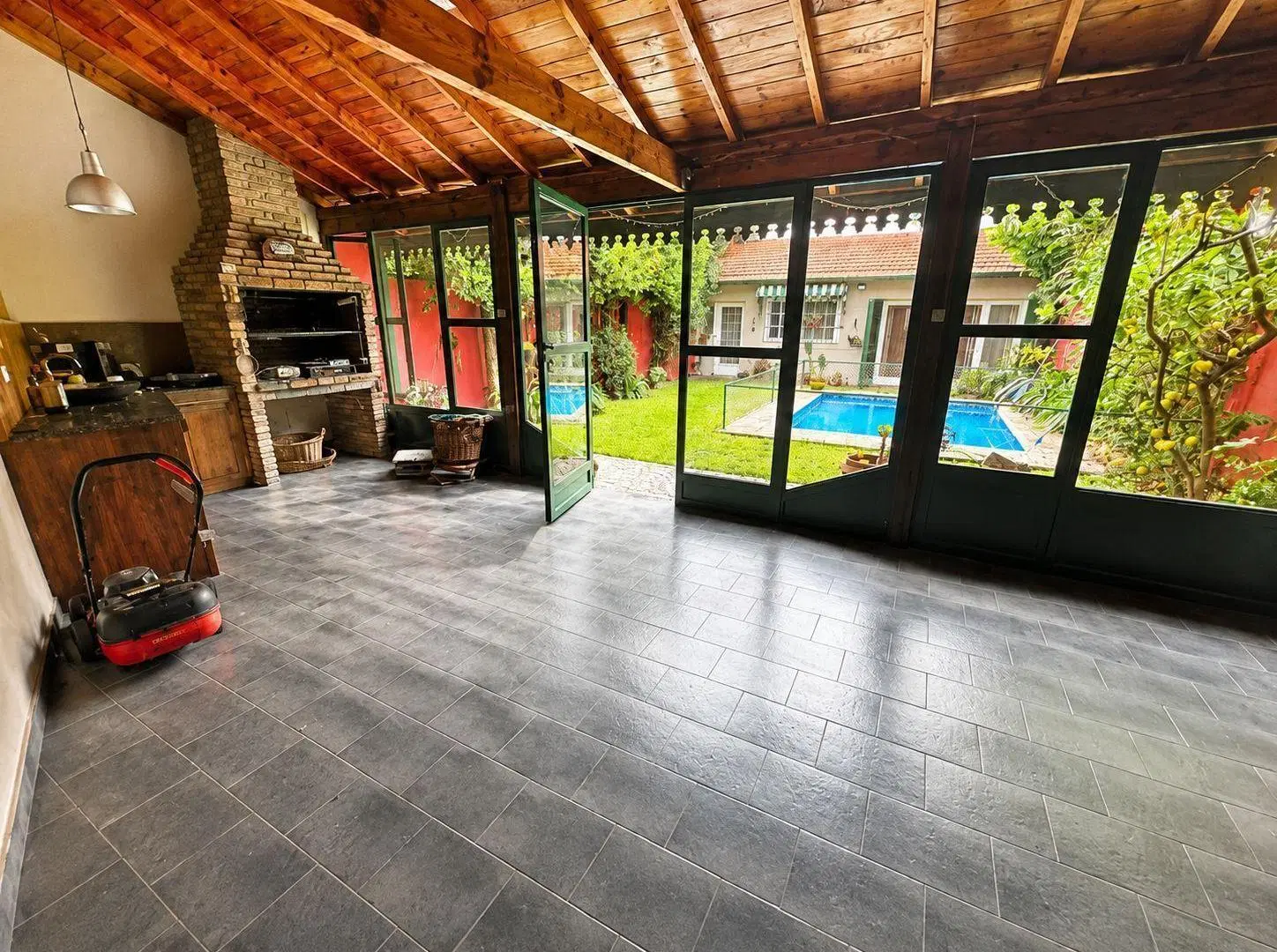 Hermosa casa de 6 ambientes con cochera - quincho y pileta 4