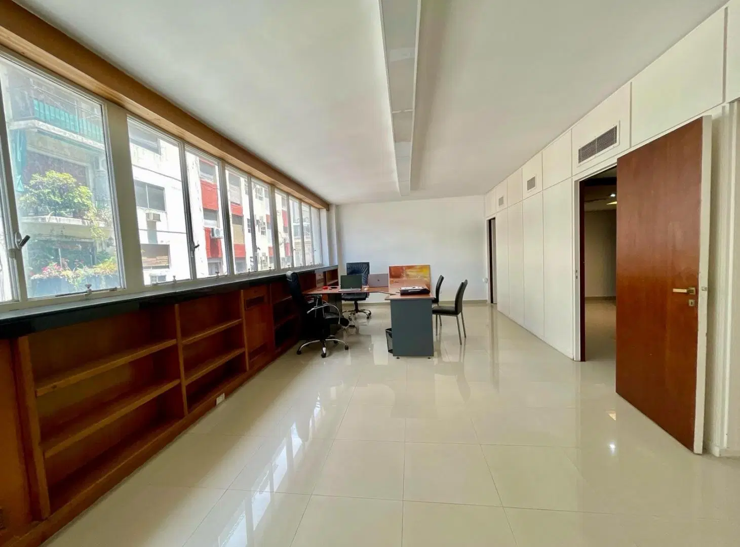 Amplia oficina en venta  en Tribunales 4
