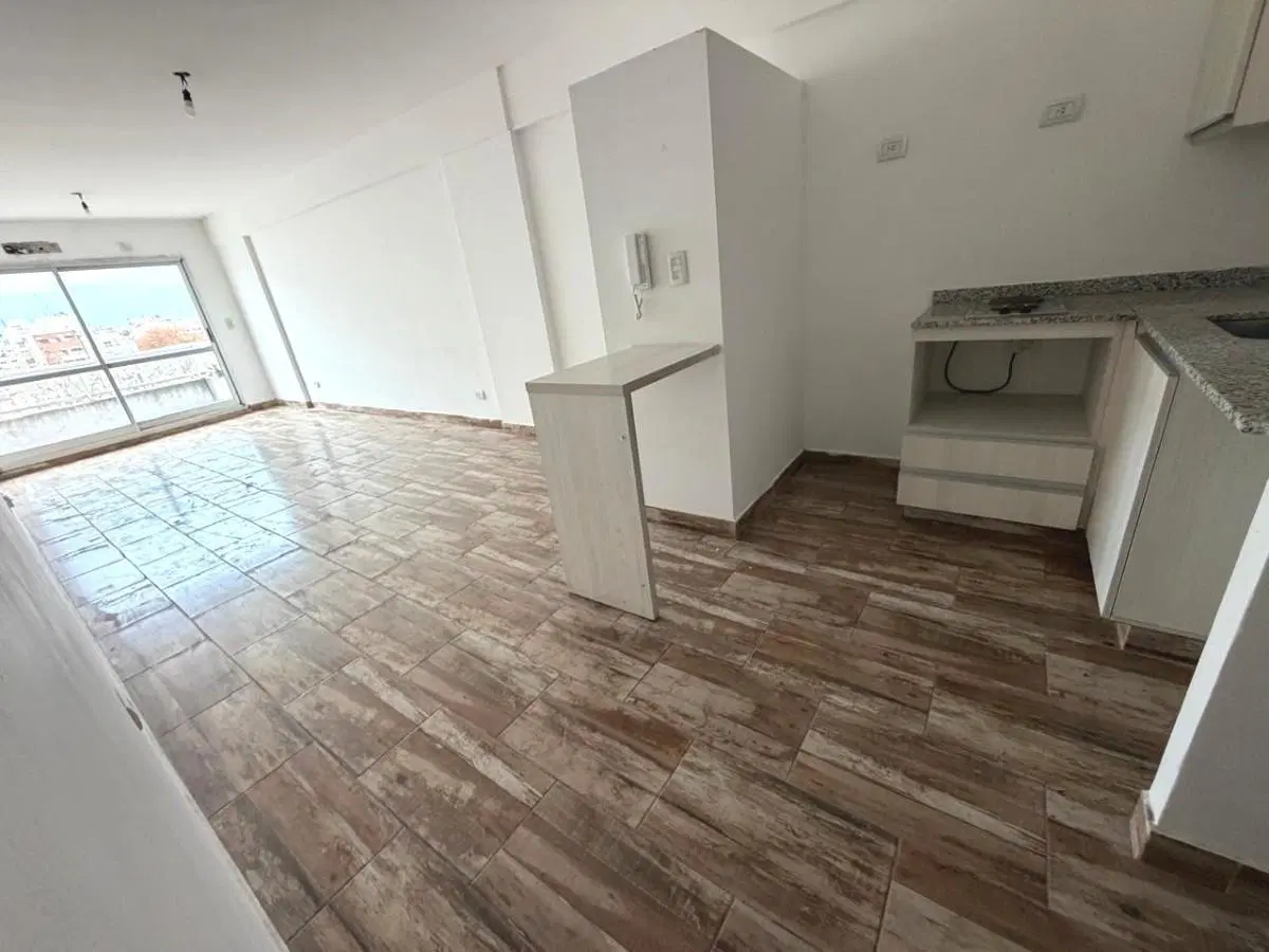 Monoambiente de 40 metros totales con Balcón - Flores 3