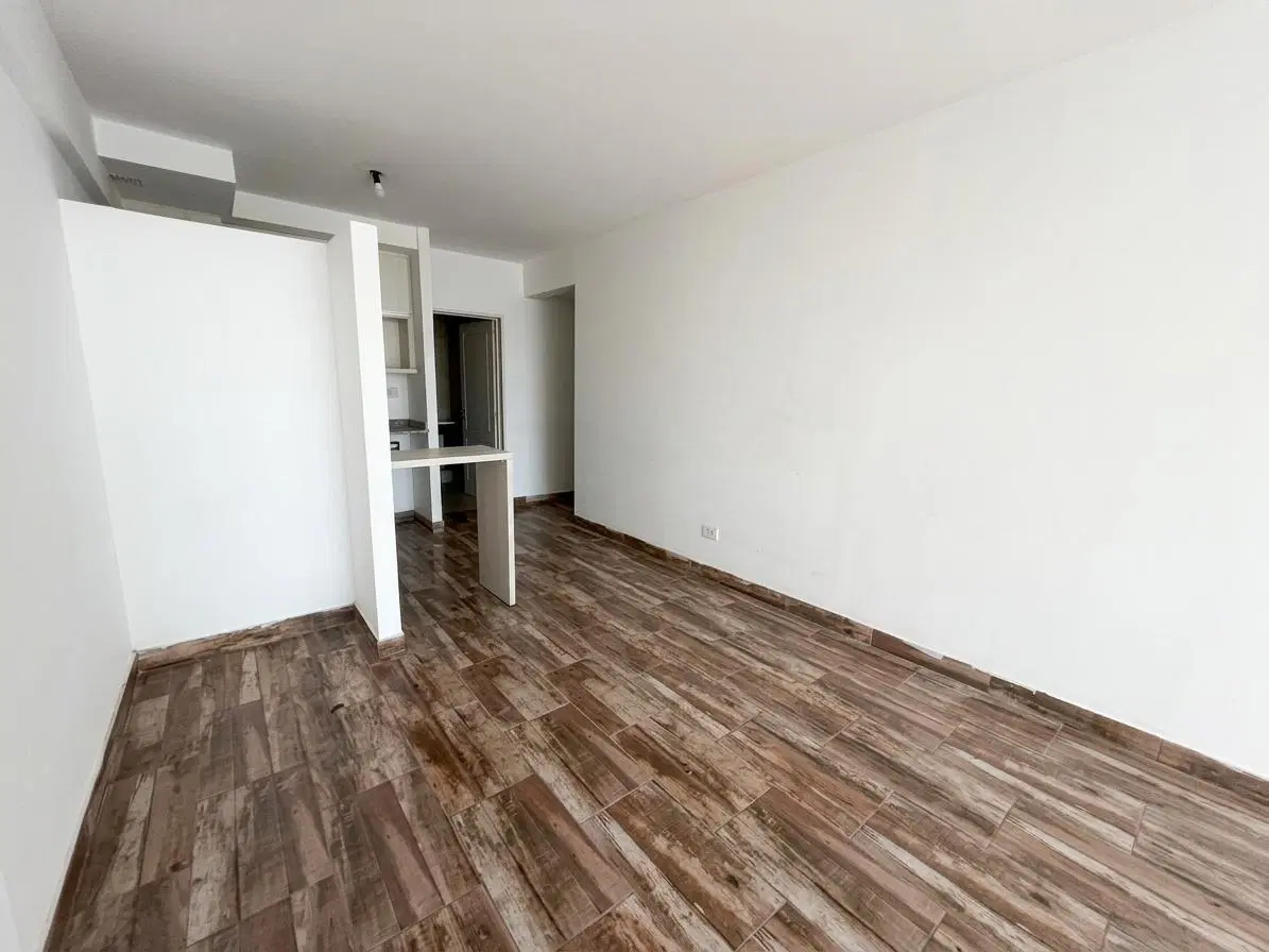 Monoambiente de 40 metros totales con Balcón - Flores 2