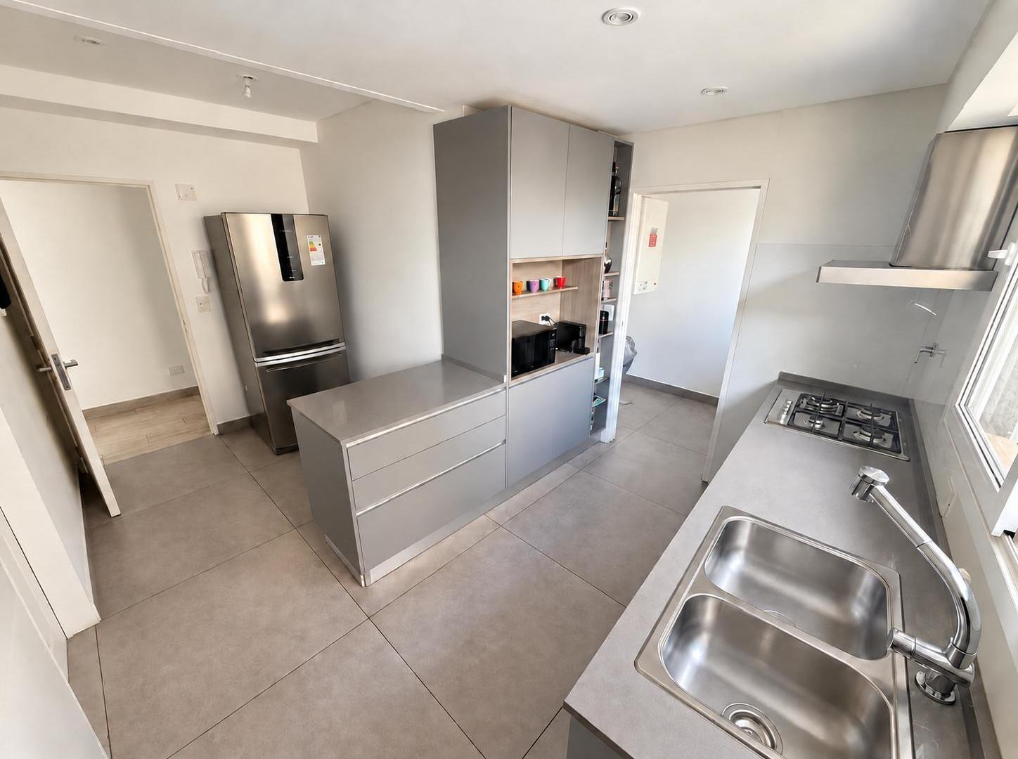 Foto de Depto 4 Amb con Dependencia y Cochera! 122 m². Full Amenities! - Flores, imagen 2