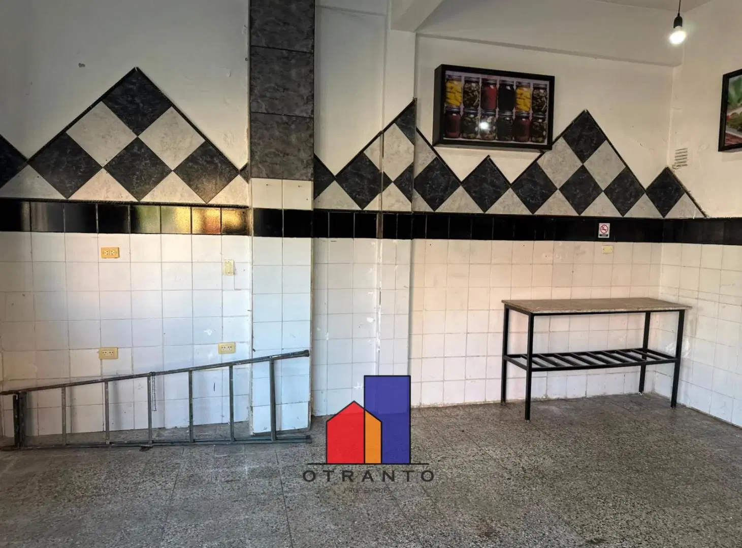Impecable Local Comercial En Esquina (Dividido en dos locales) 8