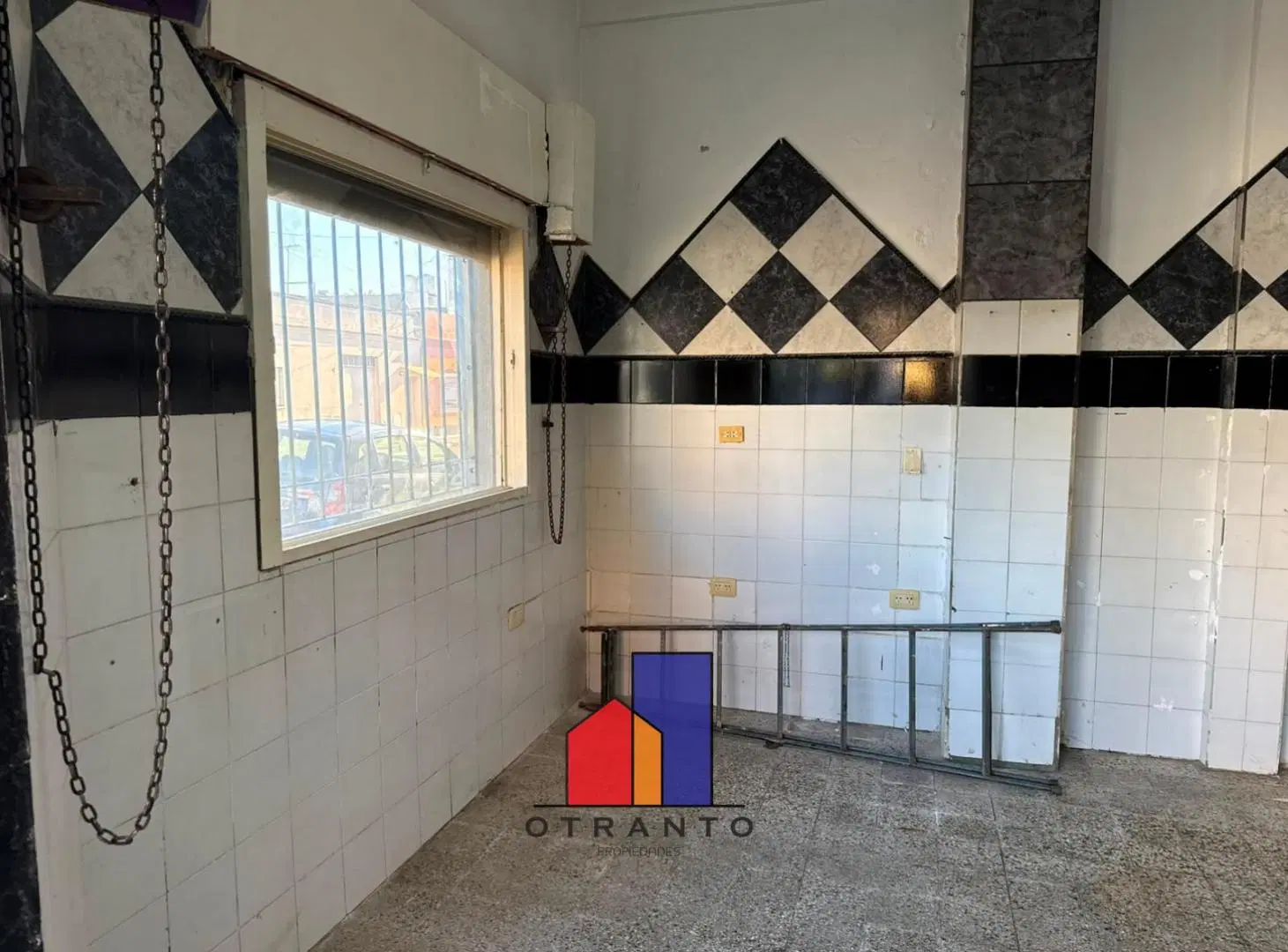 Impecable Local Comercial En Esquina (Dividido en dos locales) 2
