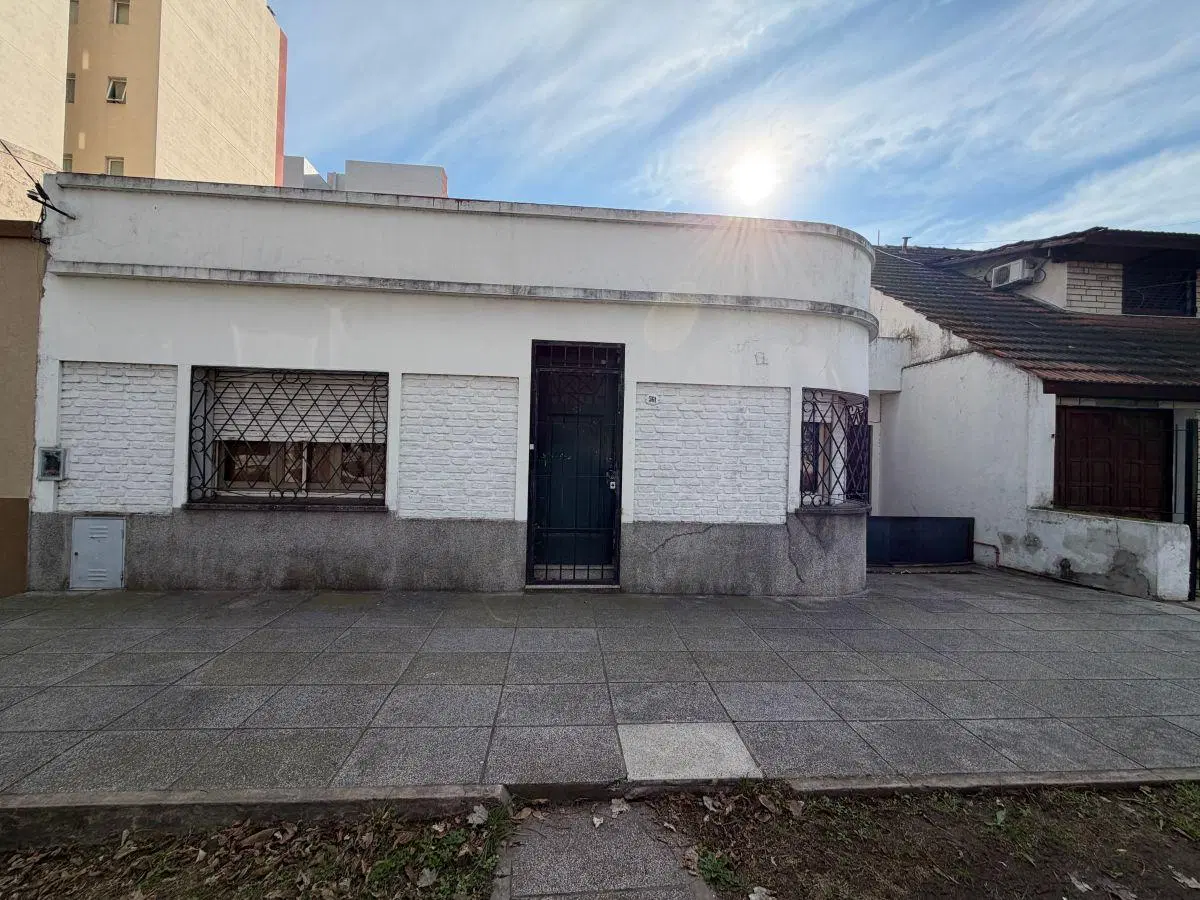 CASA 3 AMBIENTES SOBRE LOTE DE 10X28 1