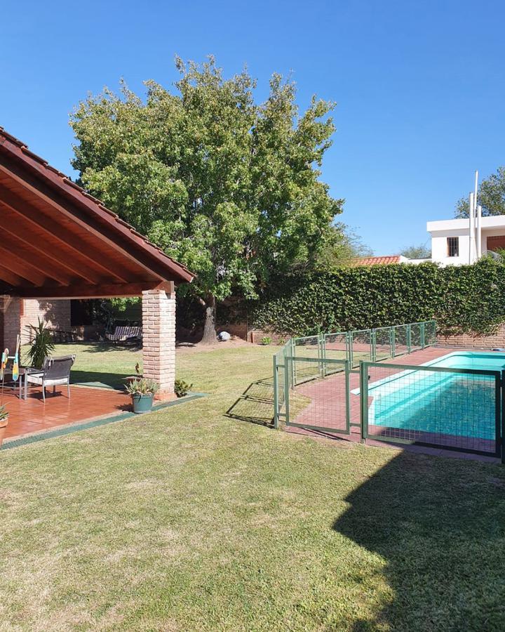 Casa en Venta - Barrio Villa Belgrano - 4 Dormitorios - Amplio Jardin y Pileta