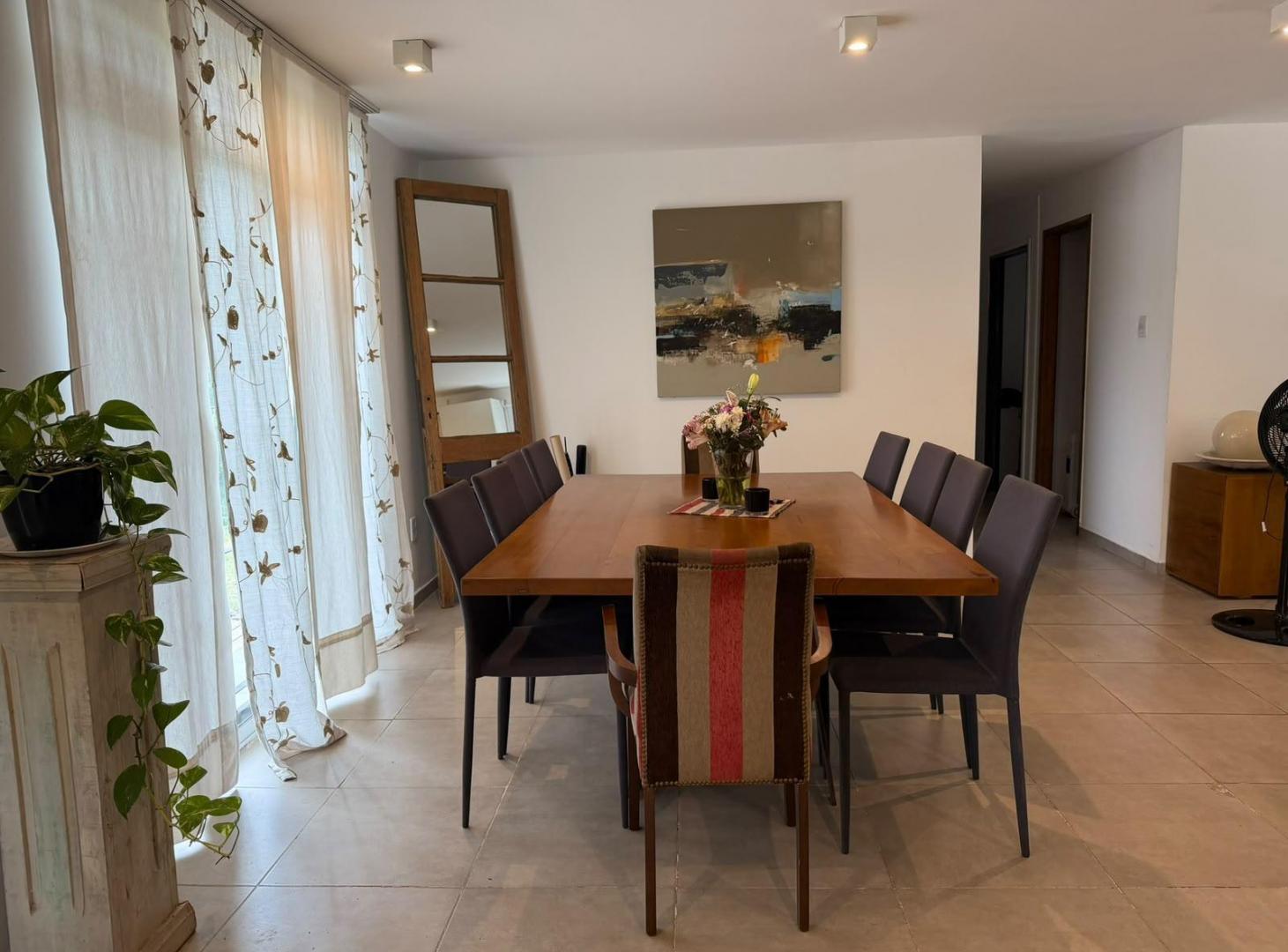 Foto de Casa de 3 dormitorios en terreno de 902 m2 con pileta y cochera doble, imagen 2