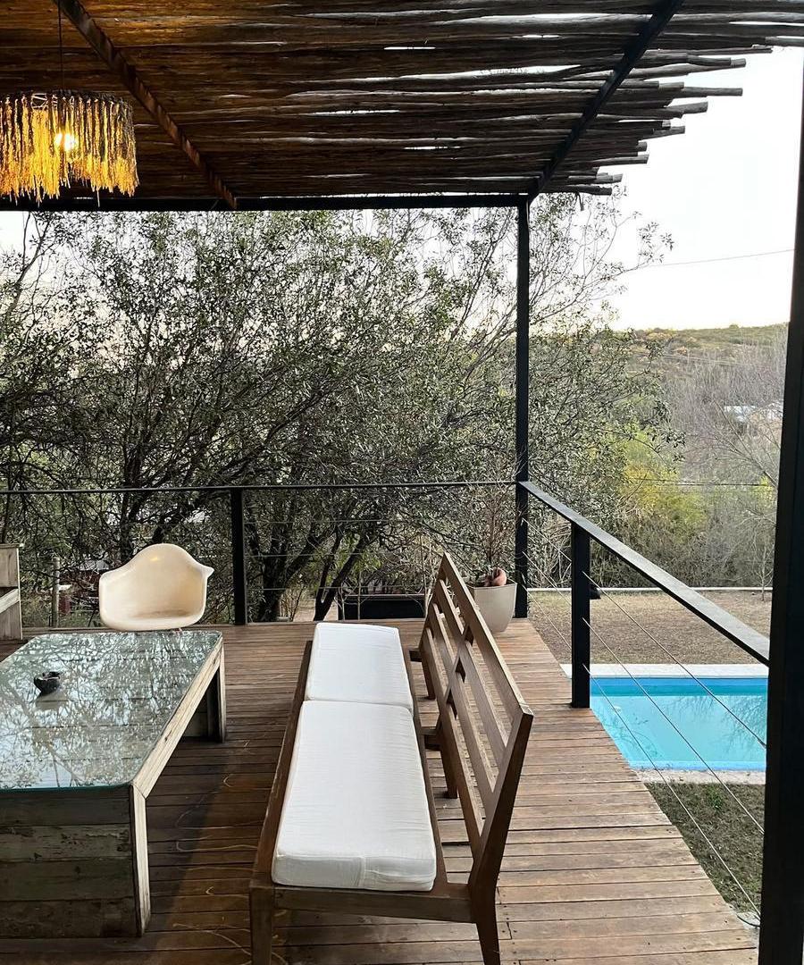Foto de Casa de 3 dormitorios en terreno de 902 m2 con pileta y cochera doble, imagen 3